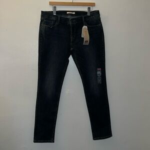 NWT Levi’s 524 skinny in dark blue. Size 32x32.
